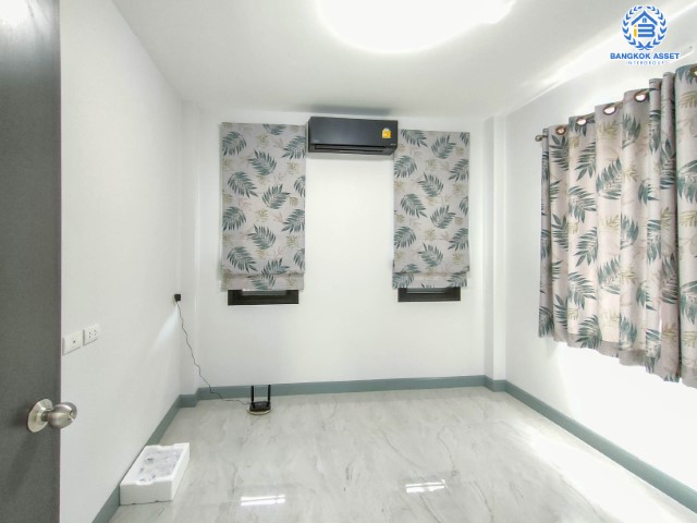 *****บ้านเดี่ยวมือสอง กรุงเทพมหานคร ม.บ้านและสวน2 กาญจนาภิเษก เนื้อที่มากถึง 122 ตร.ว. ฟังก์ชัน 4 ห้องนอน 2 ห้องน้ำ 2 ที่จอดรถ บ้านสร้างใหม่ ไม่เคยเข้าอยู่ มีความเป็นส่วนตัว บนทำเลเยี่ยม ใกล้จุดขึ้นทางด่วน "ศรีรัช" จองด่วน!